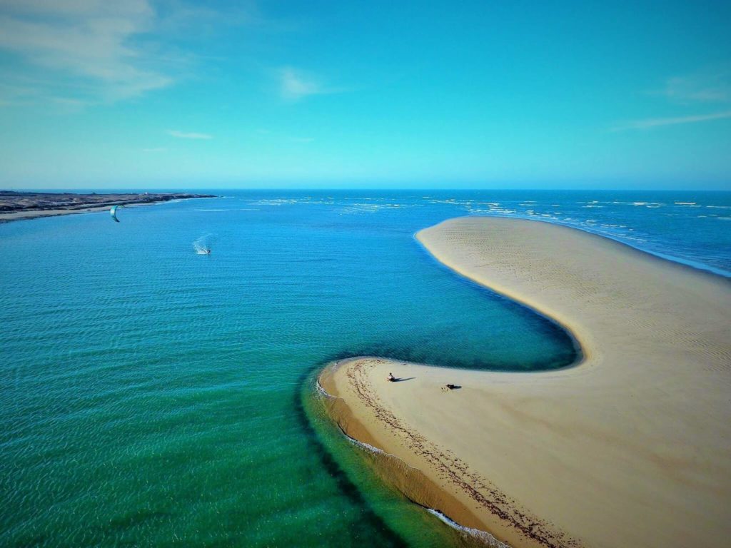 Pontal De Maceio, Le spot idéal pour s'initier au kitesurf au Brésil
Localisation : Brésil, Ceara, 1h30 au sud de Fortaleza, Période : de juin à janvier, Conditions : vent quotidien modéré souvent entre 12 et 25 noeuds, Plan d'eau : Flat, peu profond, idéal pour s'initier au kitesurf au Brésil, Danger particulier : Quelques rochers, bateaux de pêche, Activités annexes : Balade en buggy, équitation, farniente, Kite center partenaire : Jaguaribe kite, Statistiques de vent : Windguru