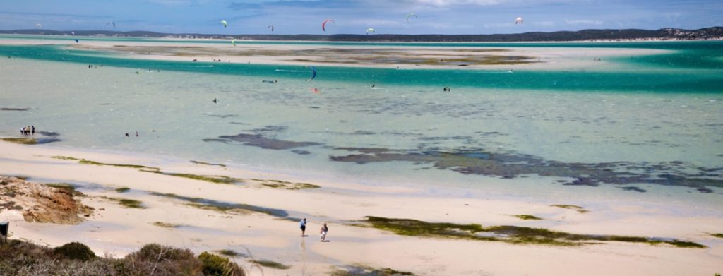 Pontal De Maceio, Le spot idéal pour s'initier au kitesurf au Brésil
Localisation : Brésil, Ceara, 1h30 au sud de Fortaleza, Période : de juin à janvier, Conditions : vent quotidien modéré souvent entre 12 et 25 noeuds, Plan d'eau : Flat, peu profond, idéal pour s'initier au kitesurf au Brésil, Danger particulier : Quelques rochers, bateaux de pêche, Activités annexes : Balade en buggy, équitation, farniente, Kite center partenaire : Jaguaribe kite, Statistiques de vent : Windguru